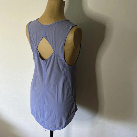 Lululemon Sculpt tank top size 4 Light blue color great pre owned condition. - Picture 3 of 8